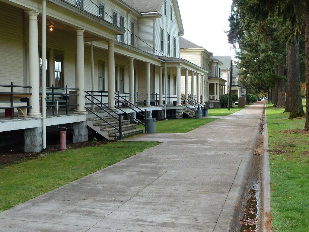 barracks-and-parade-ground-at-fort-vancouver-national-historic-site-12ffde-1024.jpg